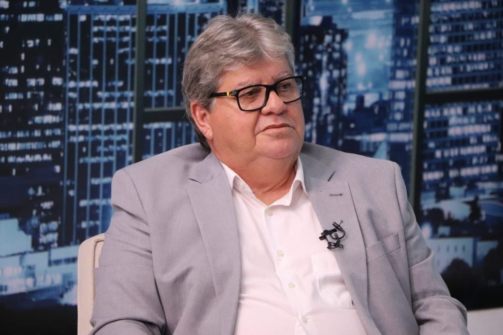 João Azevêdo nega crise no PSB e diz que decisão de assumir direção do partido virá da Nacional